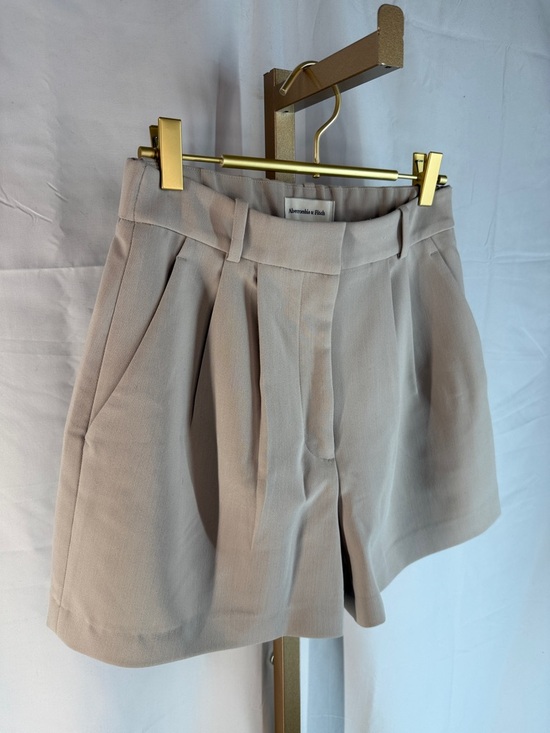 Abercrombie Curve Love A&F Sloane High Rise Tailored Shorts 4.5in - 2  26  Taupe - Picture 9 of 16